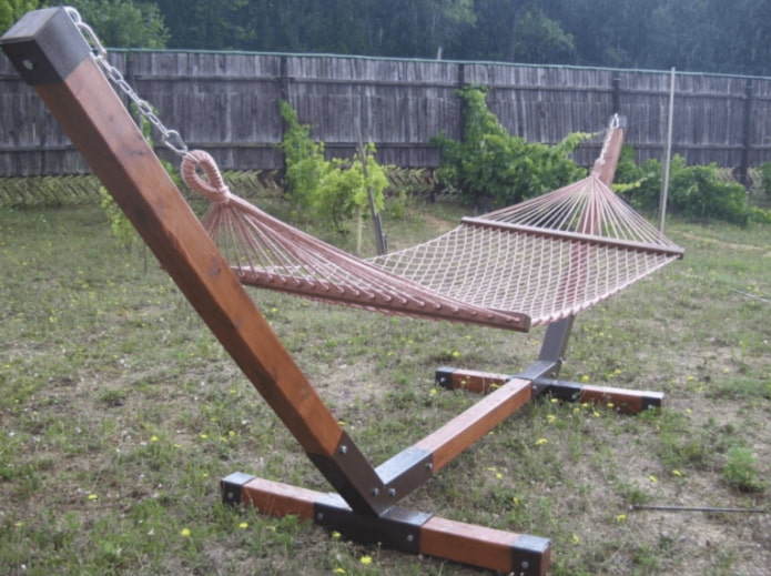 Hängematte auf einem Holzrahmen
