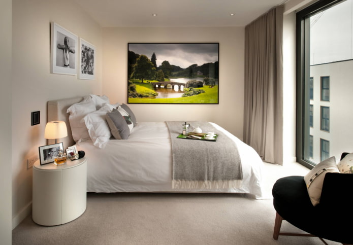Bett mit Füßen zum Fenster