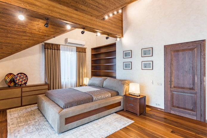 Tür rechts vom Bett
