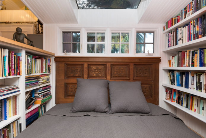 Bett umgeben von Büchern