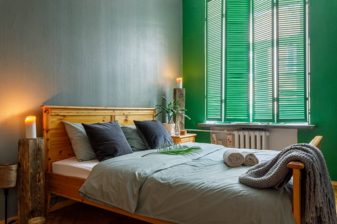 Bett mit Kopfteil an der Wand