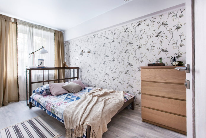 Bett mit Kopfteil zum Fenster