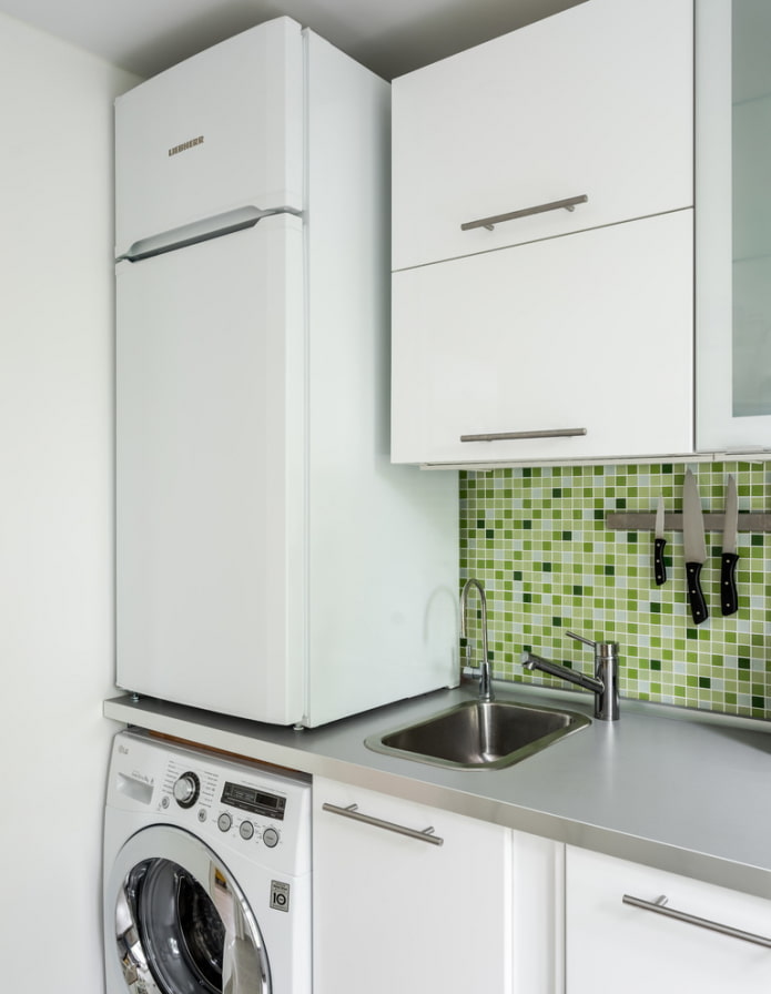 Kühlschrank über der Waschmaschine