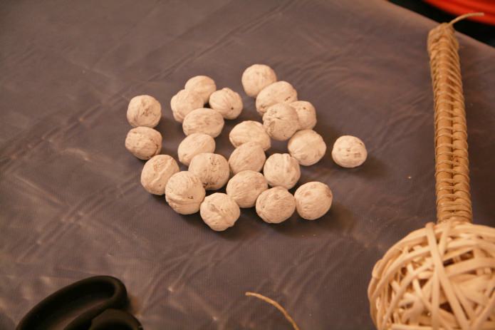 Farbe trocknet an Nüsse
