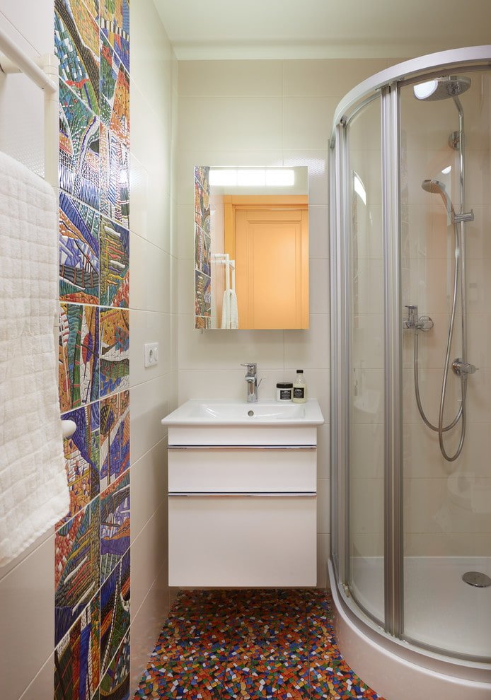Badezimmer in hellen Tönen
