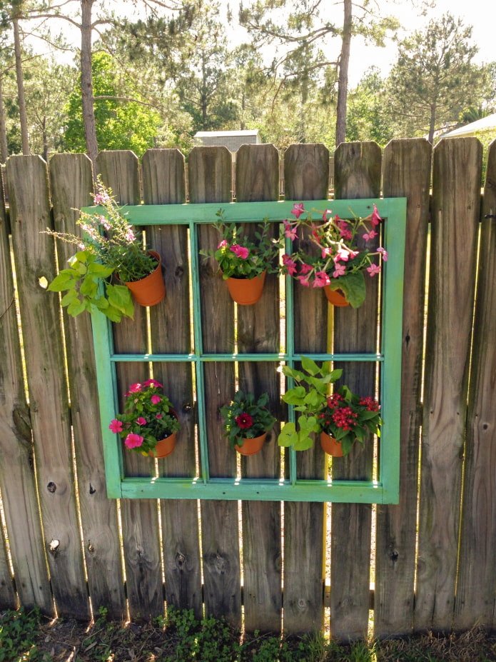 Fensterrahmen mit Blumen