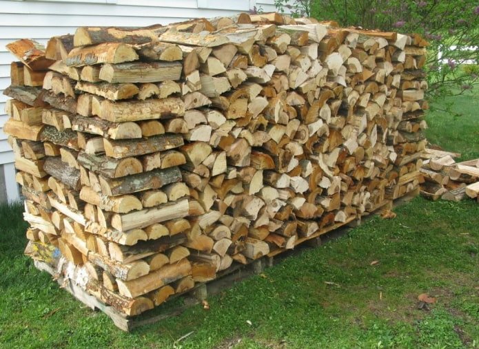 Offener Holzstapel
