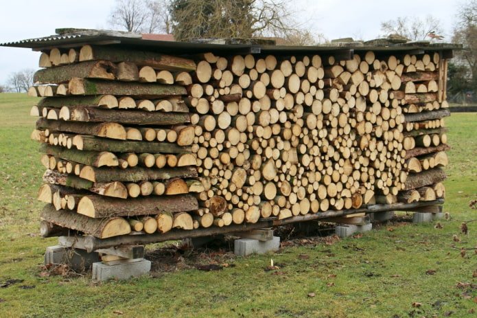 Mit Schiefer bedeckter Holzstapel