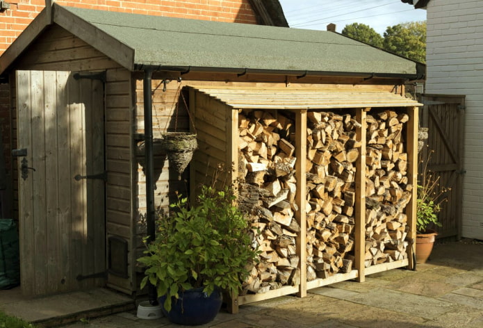 Holzschuppen in der Nähe der Scheune