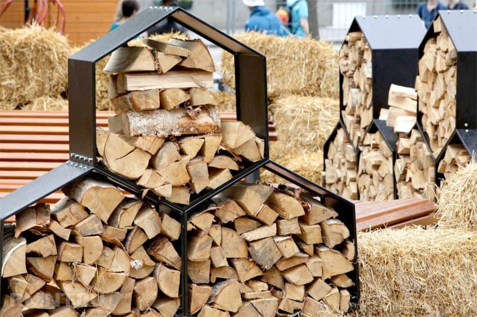 Holzstapel in Wabenform