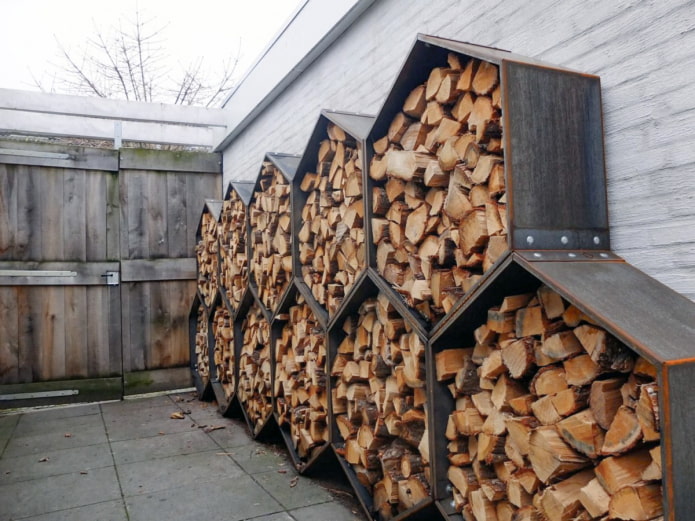 Holzwaben an der Wand