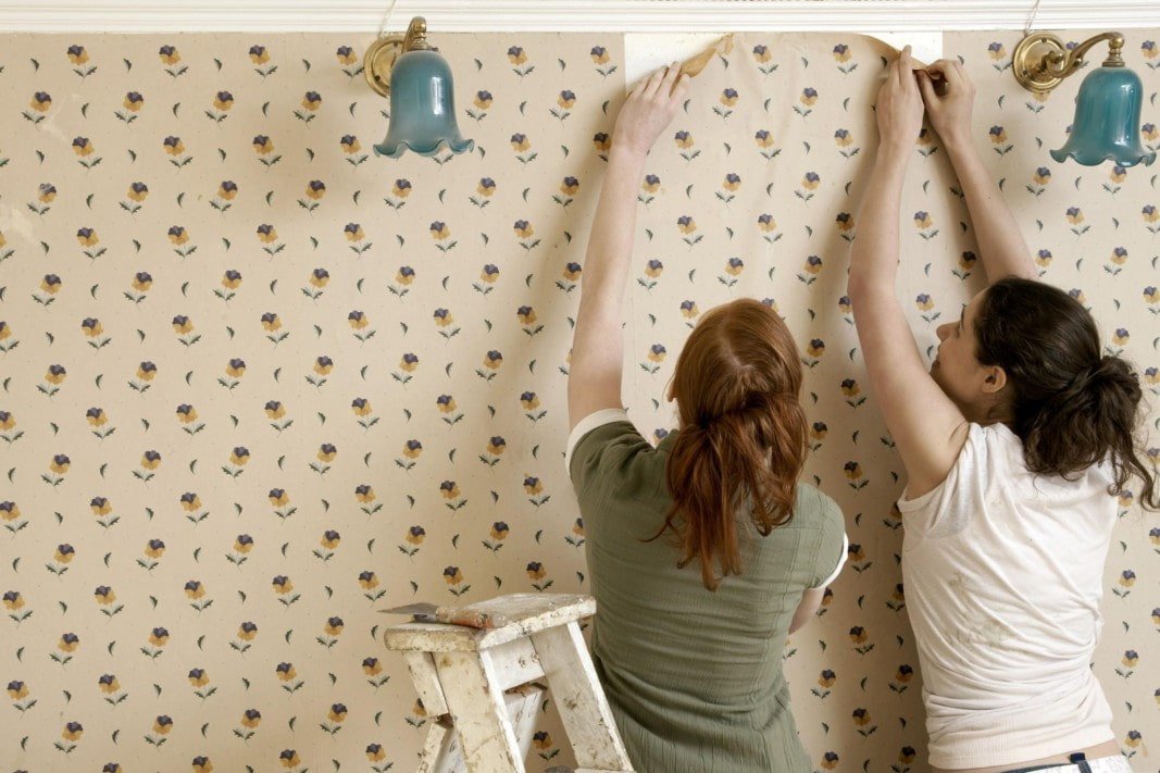Wie entfernt man alte Tapeten von der Wand?