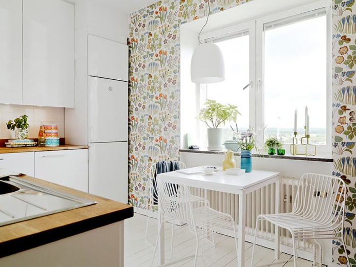 Küchentisch aus MDF im Kücheninterieur
