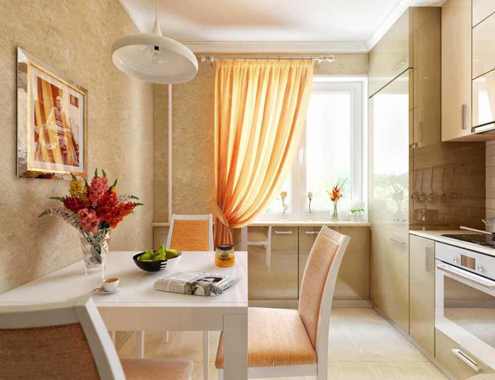 beige Tapete für eine kleine Küche