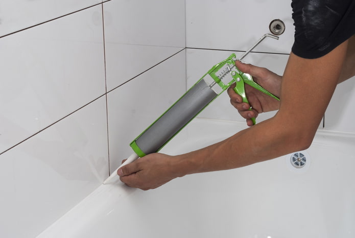 Dichtmittel für die Fuge im Badezimmer