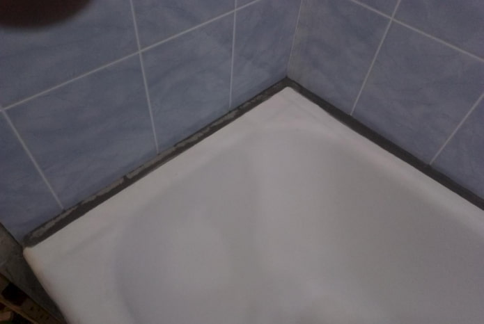 Fuge im Badezimmer mit Zement abdichten