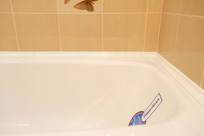 Keramikbordüre im Badezimmer