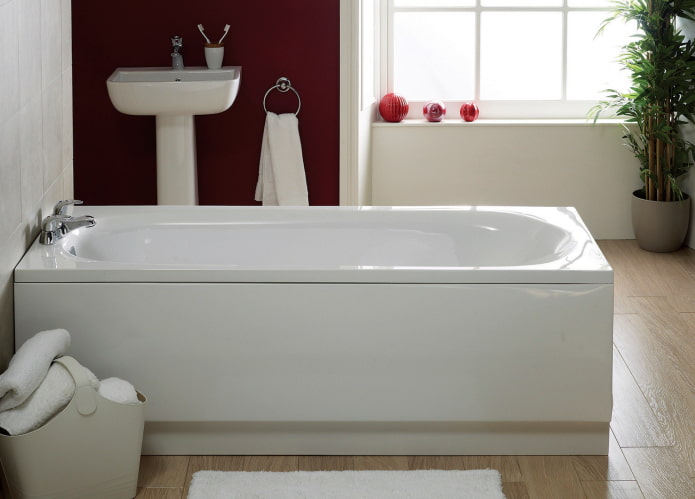 Einteilige Abtrennung unter der Badewanne