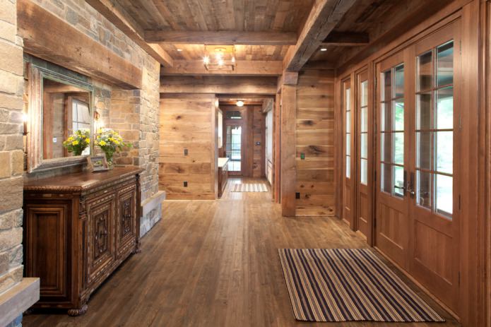 Stein und Holz im Innenraum