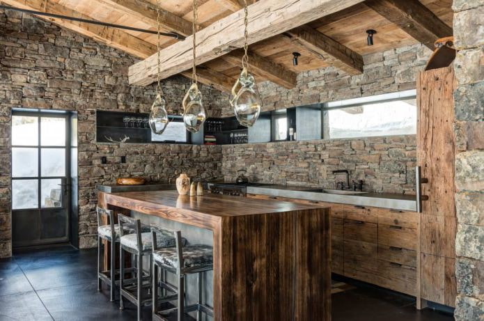Küche im Chalet-Stil mit Steinverkleidung
