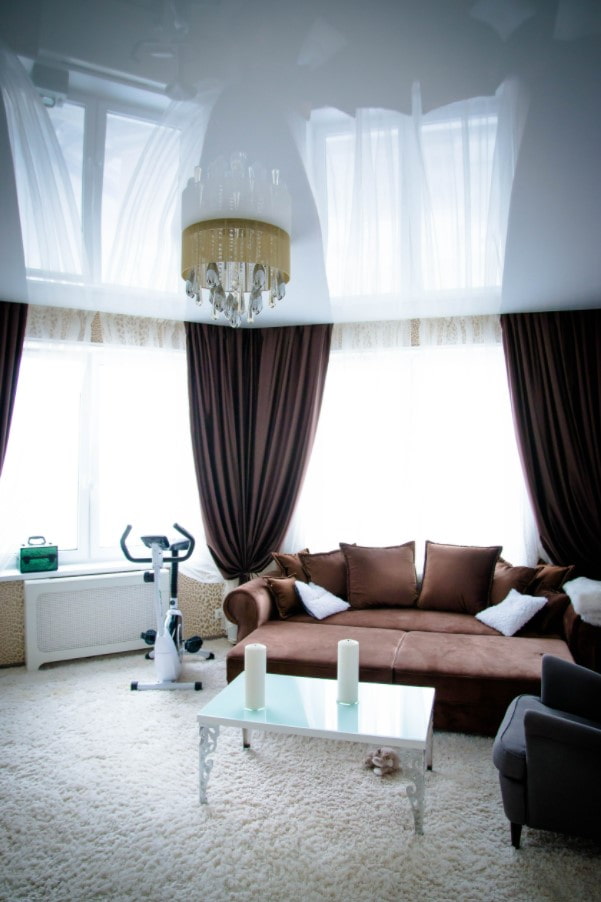 Wohnzimmer mit zwei Fenstern