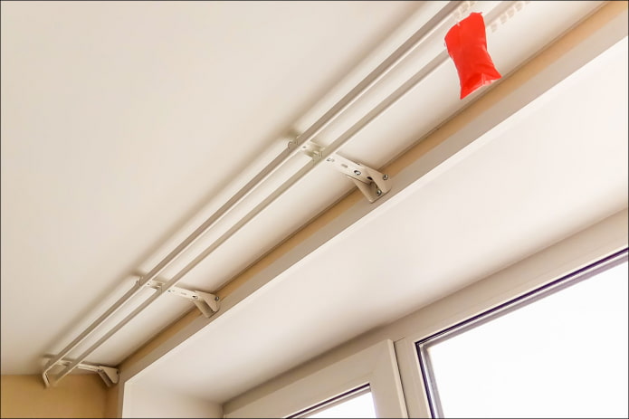 Gardinenstange an der Wand unter der Spanndecke