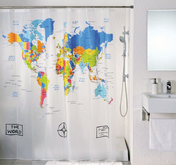 Weltkarte auf Vorhängen im Badezimmer