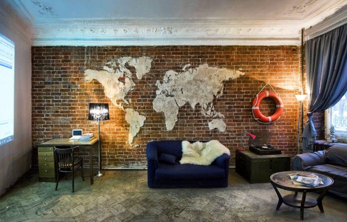 Weltkarte im Wohnzimmer-Interieur im Loft-Stil
