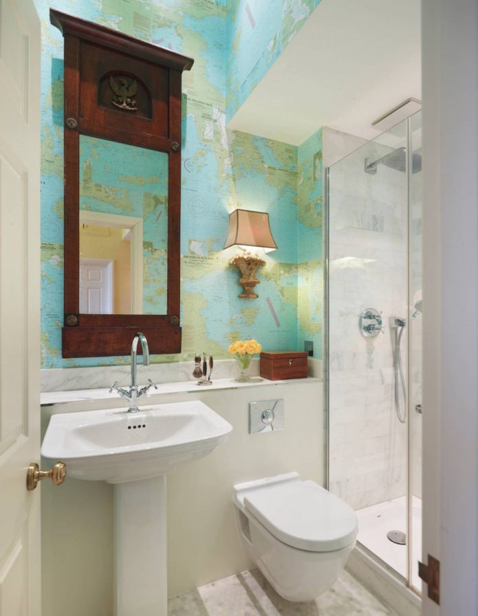 Karte im Badezimmerinterieur