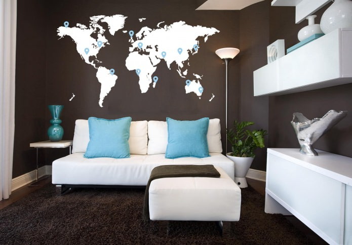Weltkarte an der Wand im Wohnzimmer