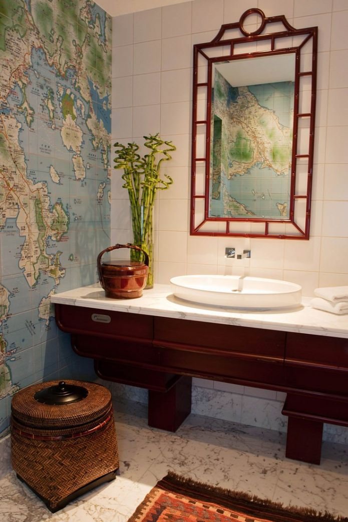 Karte im Badezimmer-Interieur