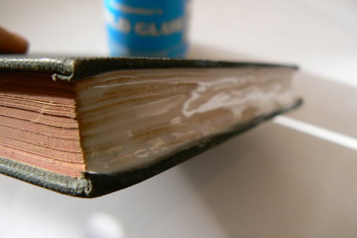 Buch kleben