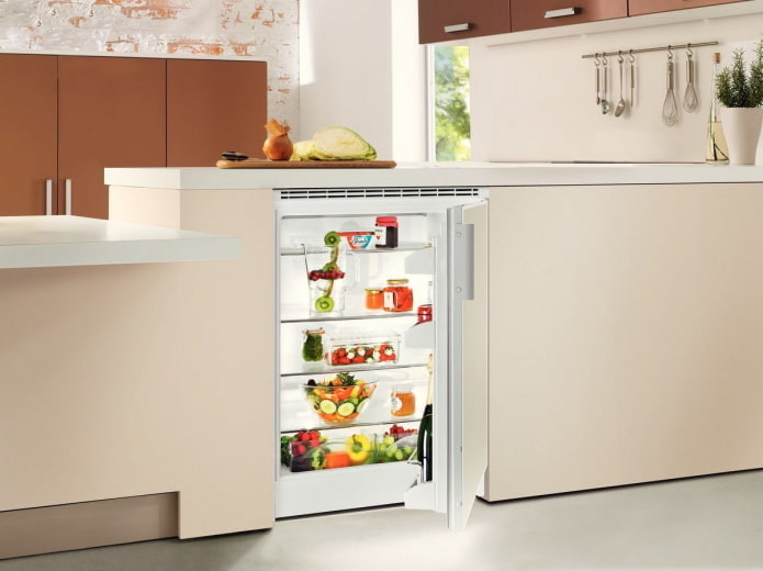 Kühlschrank unter der Arbeitsplatte im Kücheninneren