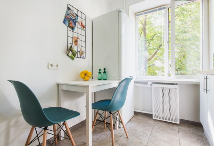 Kühlschrank in der Nähe des Fensters im Kücheninneren