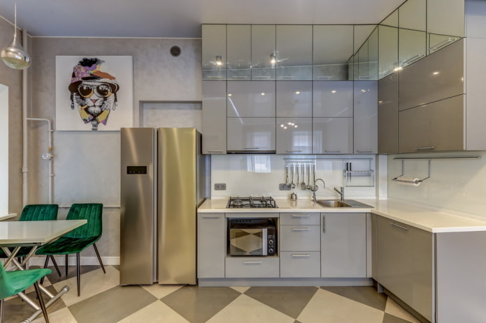 Kühlschrank im Inneren einer Eckküche