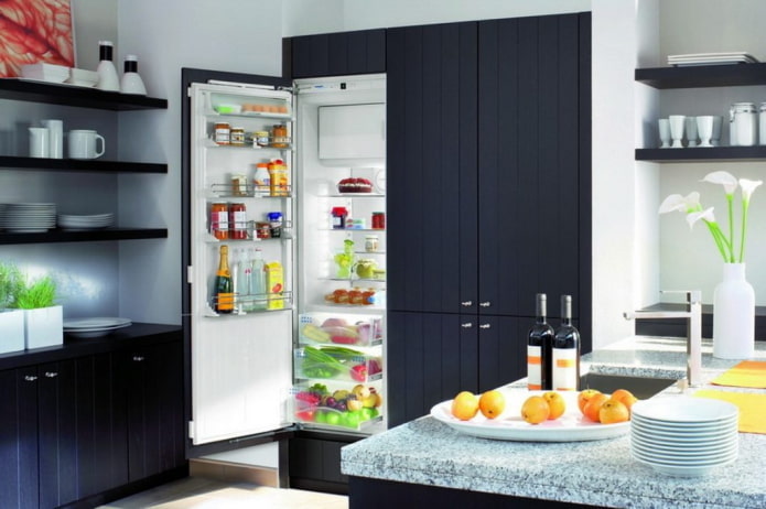Kühlschrank in einem Schrank im Kücheninnenraum