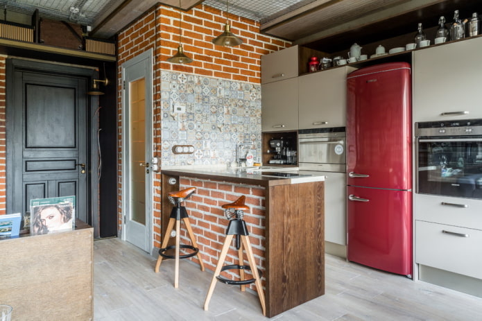 Kühlschrank in der Mitte der Küchenzeile