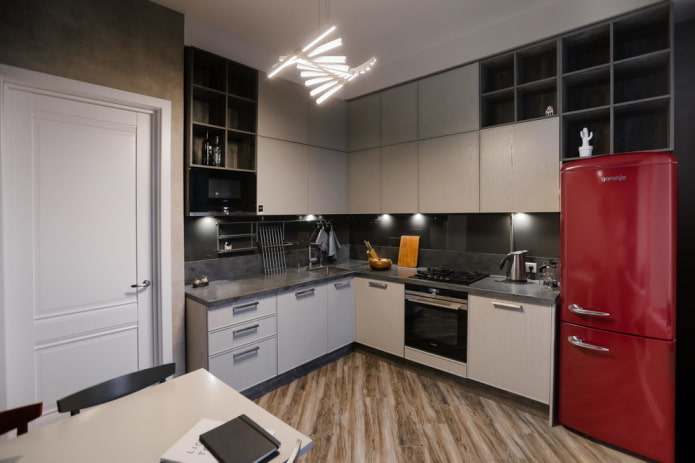 Kühlschrank im Inneren einer Eckküche