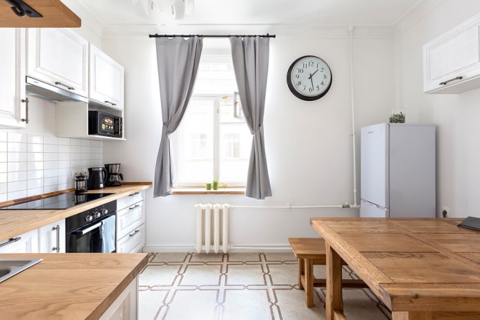 Kühlschrank in der Ecke des Kücheninnenraums