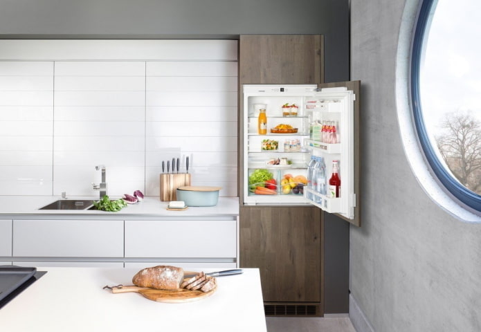 In die Küche eingebauter Kühlschrank