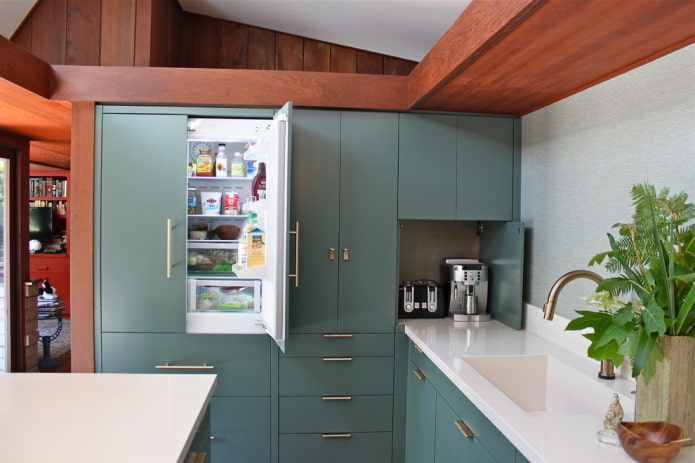 In die Küche eingebauter Kühlschrank