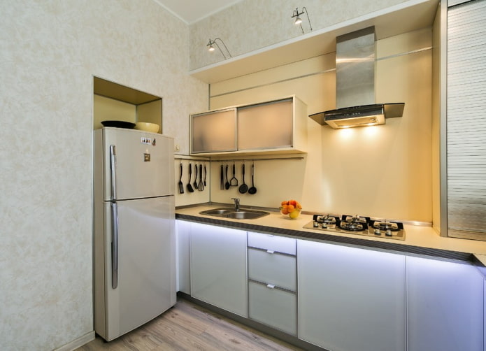 Kühlschrank im Inneren einer kleinen Küche