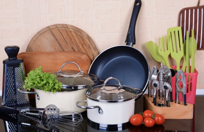 Geschirr aus verschiedenen Materialien
