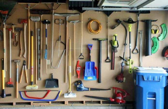 Werkzeuge auf perforierter Oberfläche
