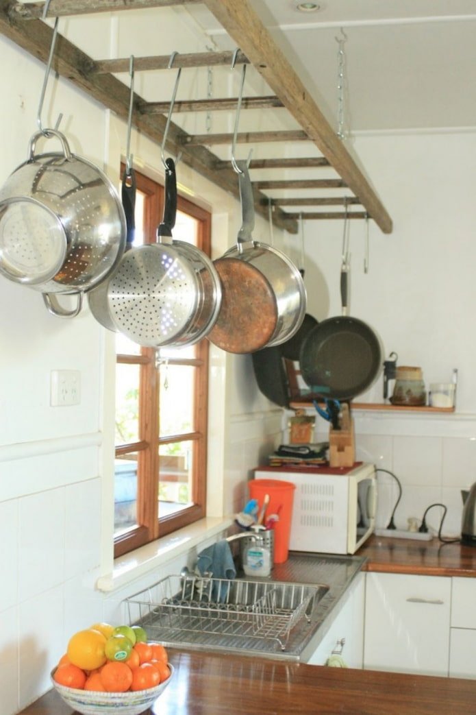 Gestell für Bratpfannen an einer Leiter