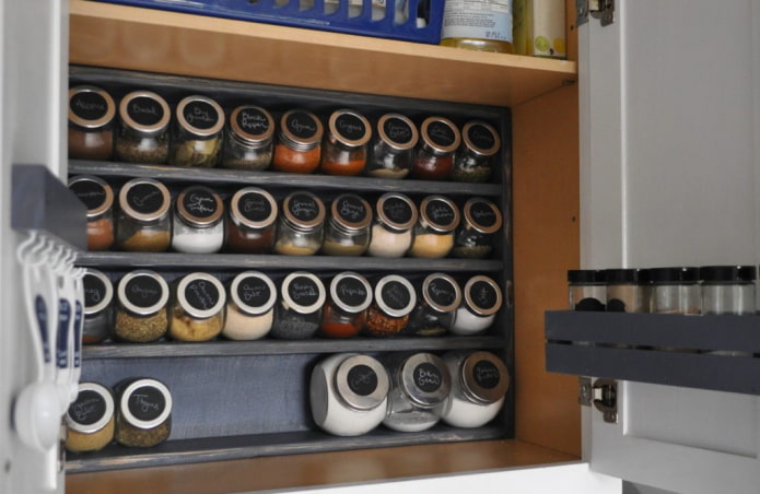 Aufbewahrung in Gläsern im Schrank