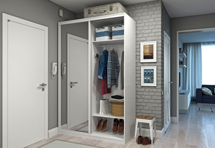 Spiegelgarderobe im Flur