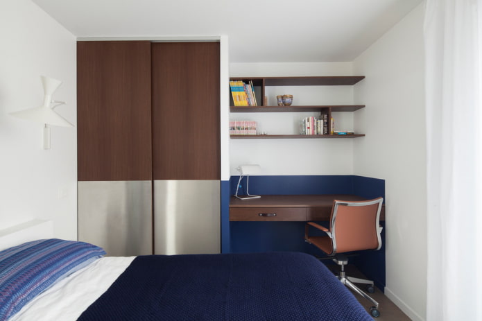Kleiderschrank und Arbeitsbereich im Schlafzimmer