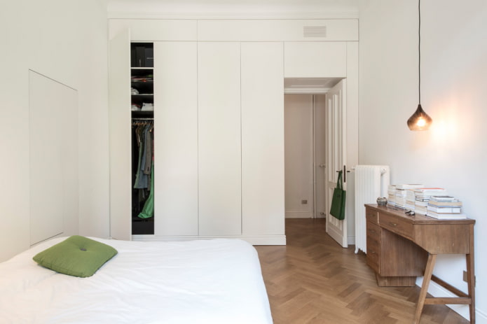 Kleiderschrank im Schlafzimmer in der Farbe der Wände