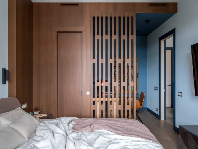 Kleiderschrank und Arbeitszimmer im Schlafzimmer